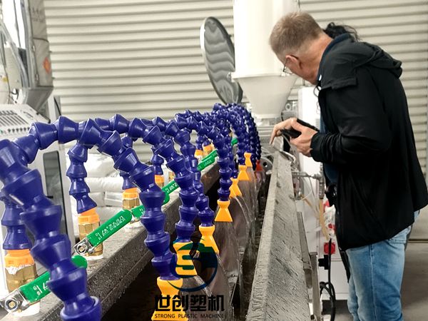 国外客户考察TPU内胎生产线